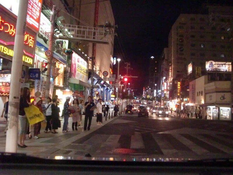 沖縄、那覇国際通りの夜の様子